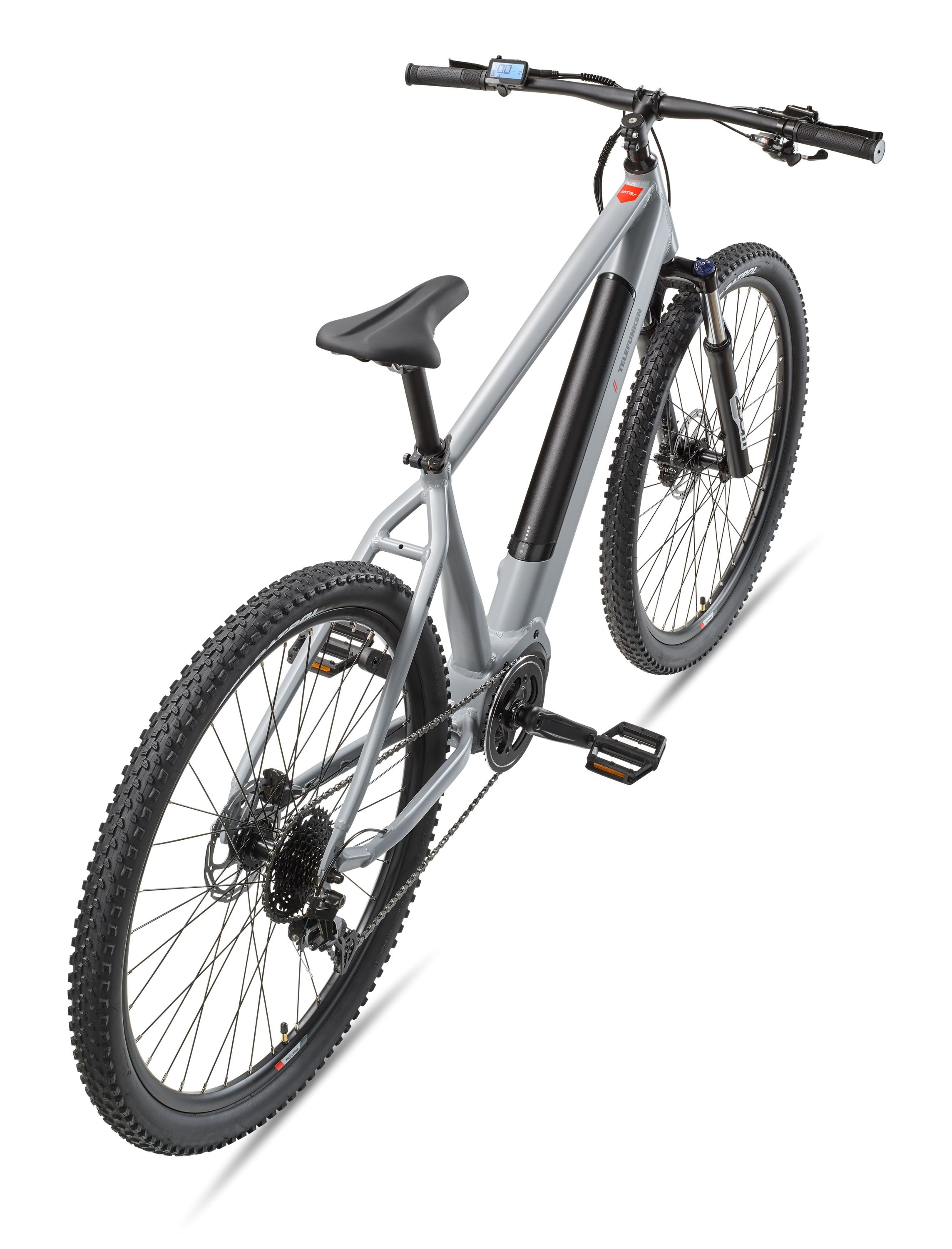 Ein graues Elektro-Mountainbike mit schwarzem Akku und Stollenreifen in der Ansicht von schräg oben.