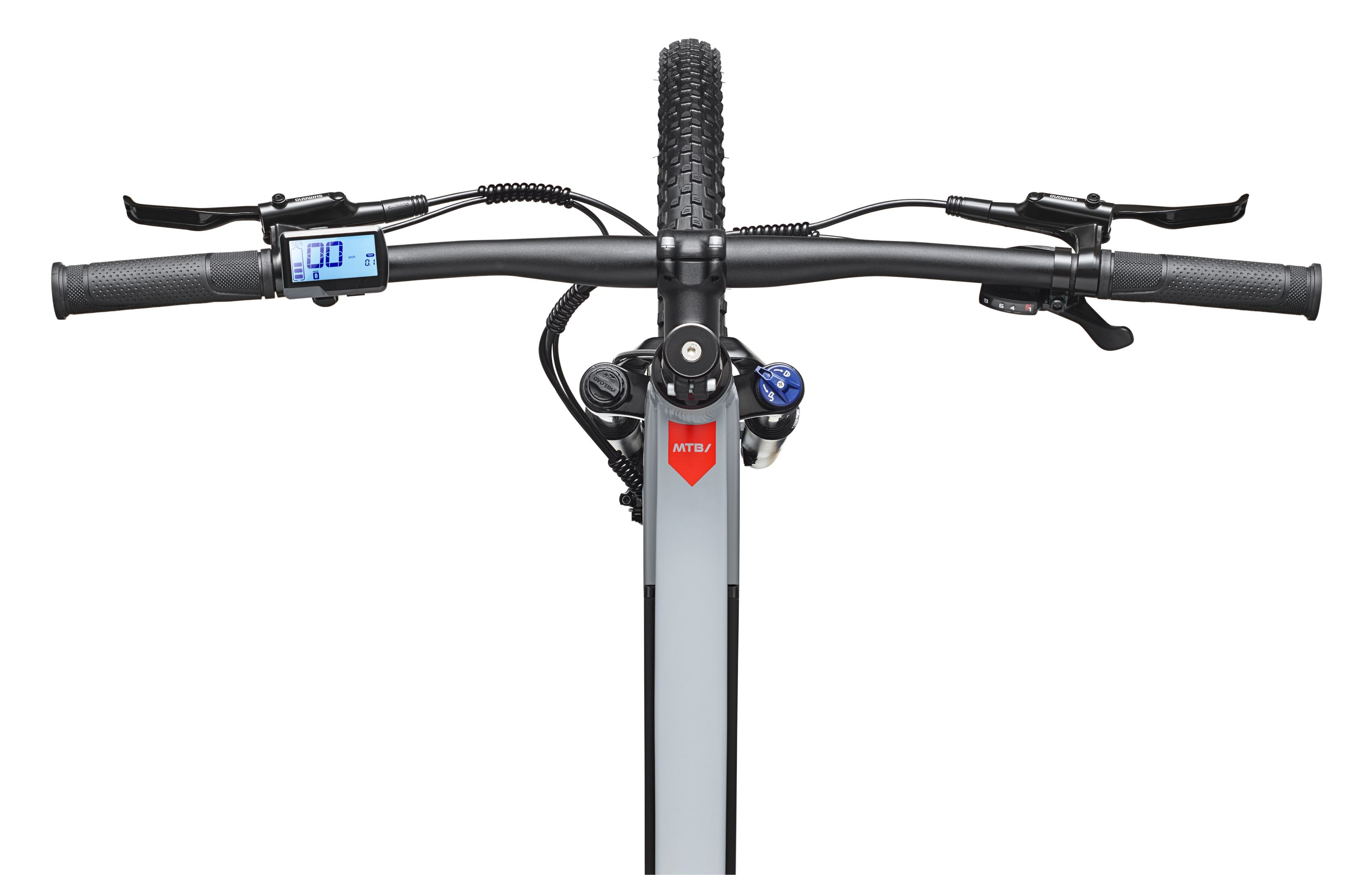 Frontansicht eines MTB-Lenkers mit Display, Bremshebeln und der Spitze des Vorderrads auf weißem Hintergrund.
