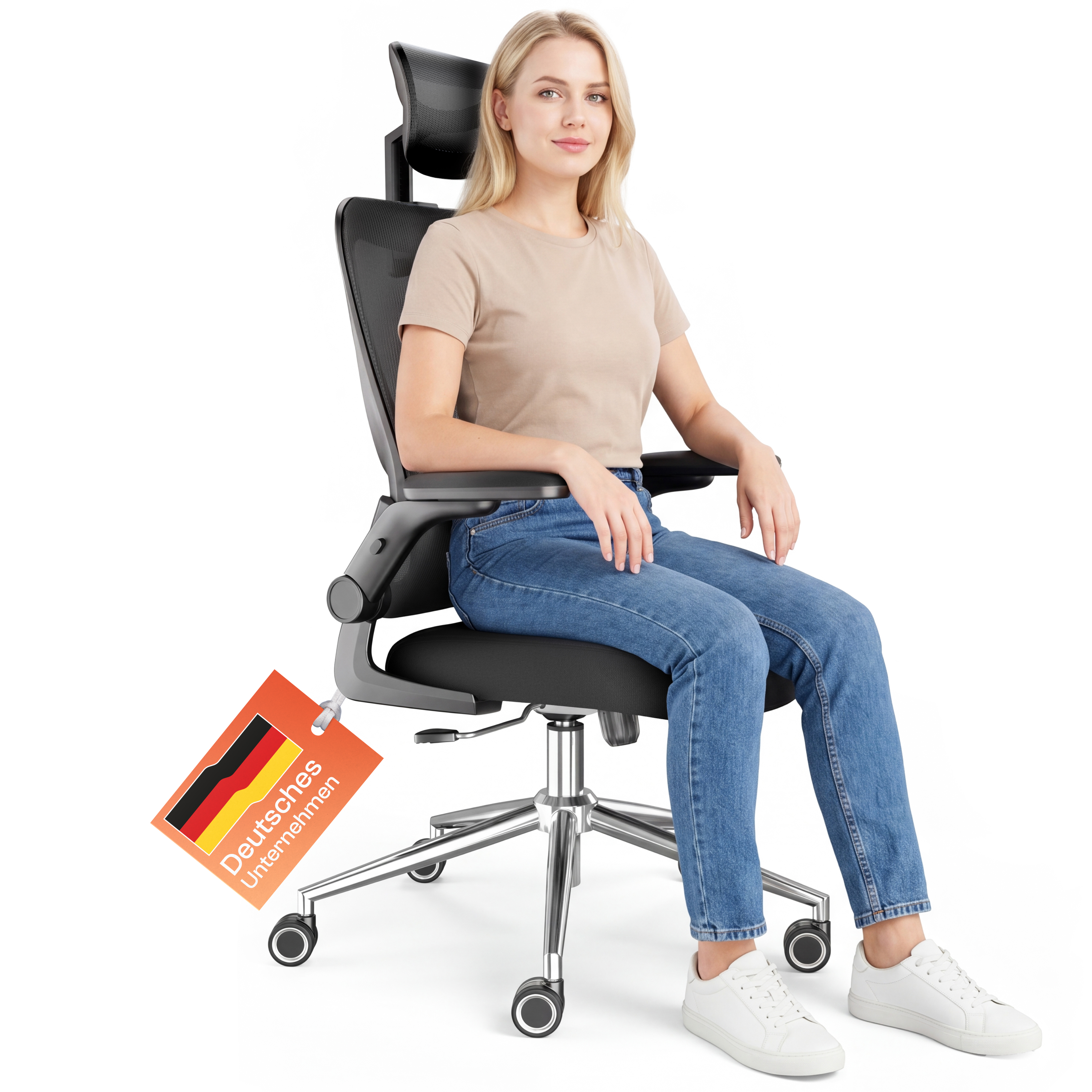 Eine blonde Frau sitzt auf einem schwarzen Ergonomiestuhl mit einem Schild "Deutsches Unternehmen".