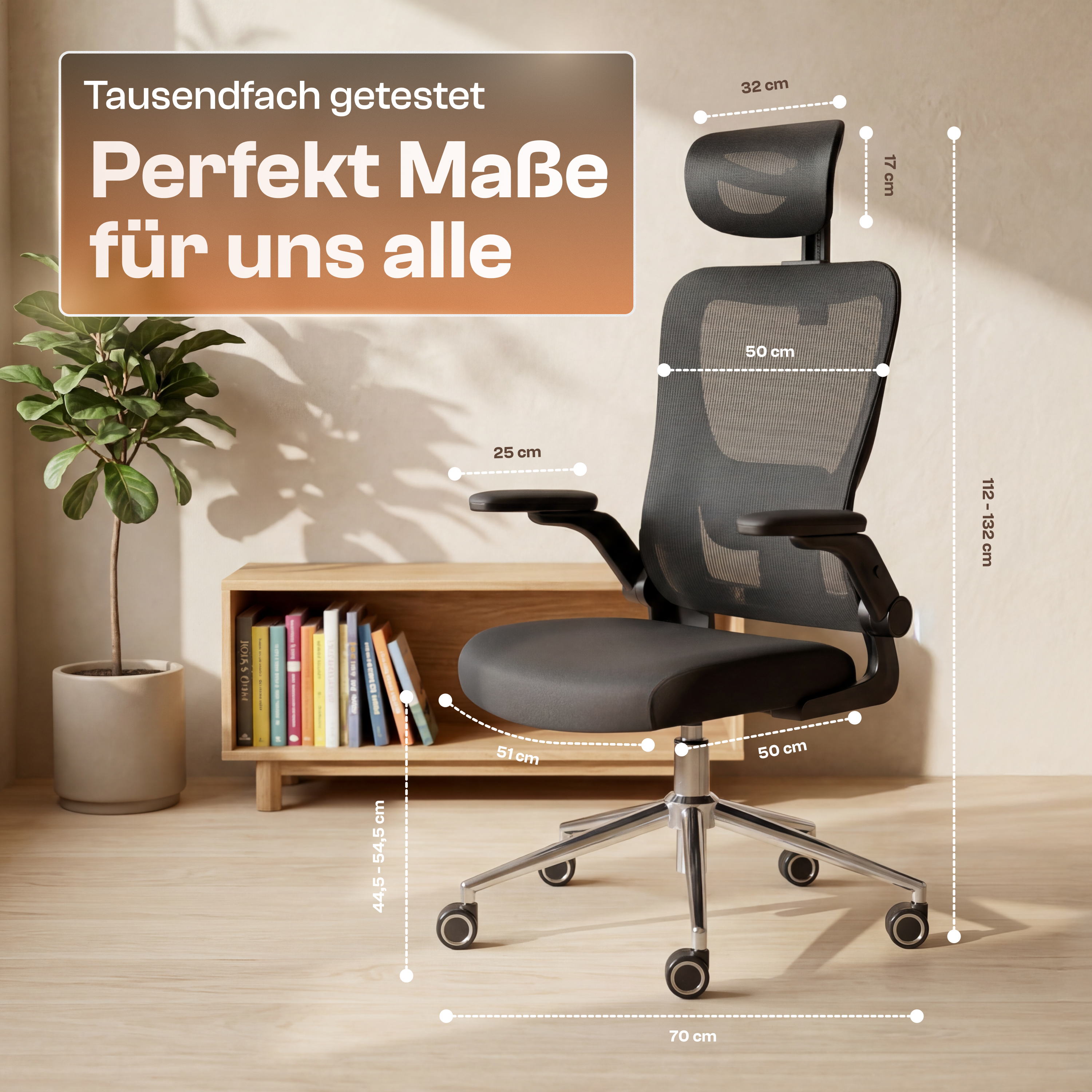 Ergonomischer schwarzer Buerostuhl mit Massangaben, Zimmerpflanze und Buecherregal im Hintergrund.
