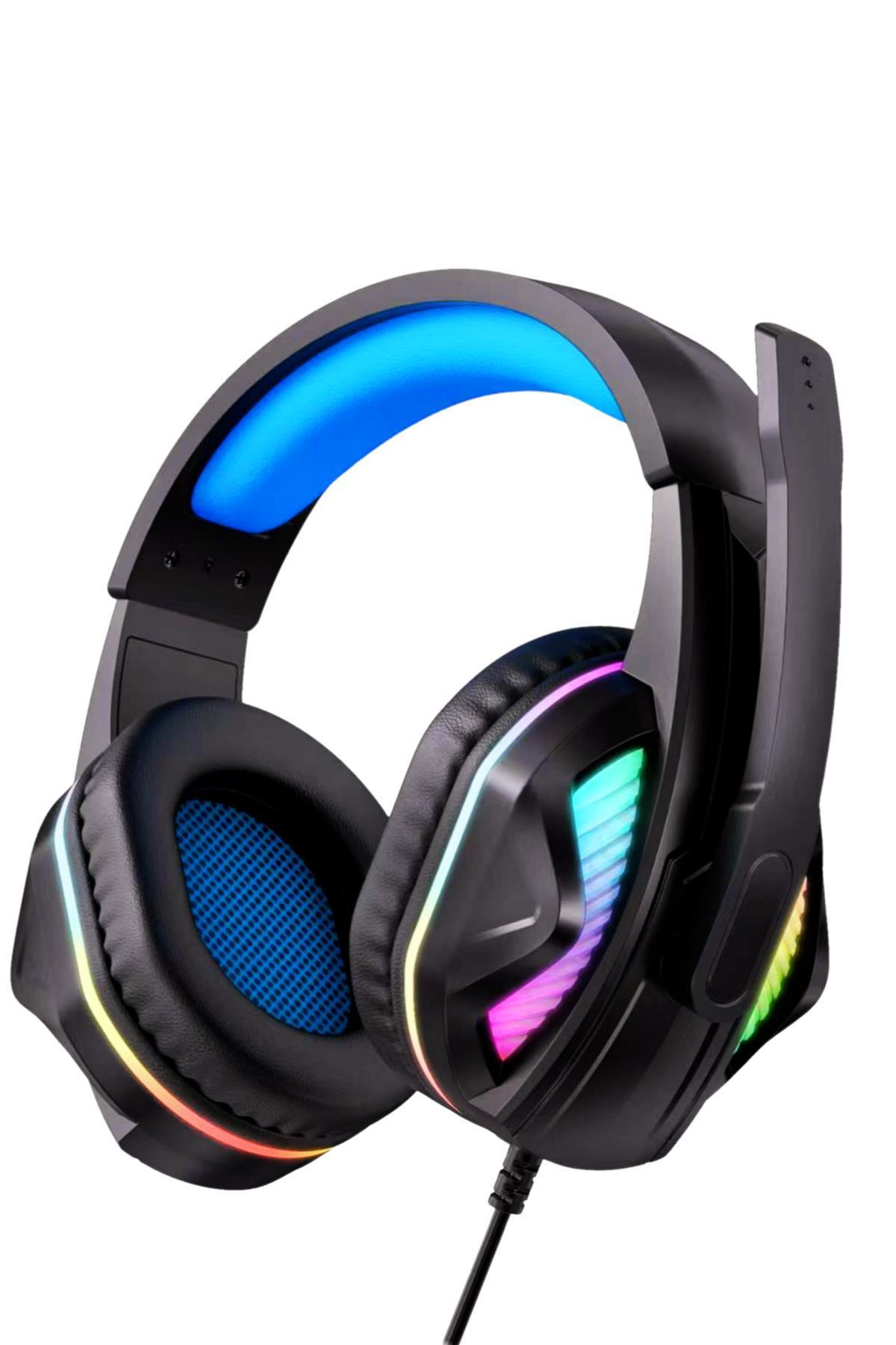 Auriculares para juegos negros con diadema azul y luces RGB brillantes sobre fondo blanco.