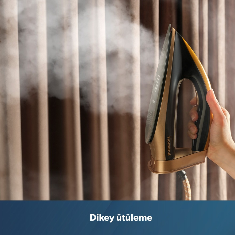 Bir el, kahverengi perdelere buhar üfleyen altın renkli bir ütü tutuyor.