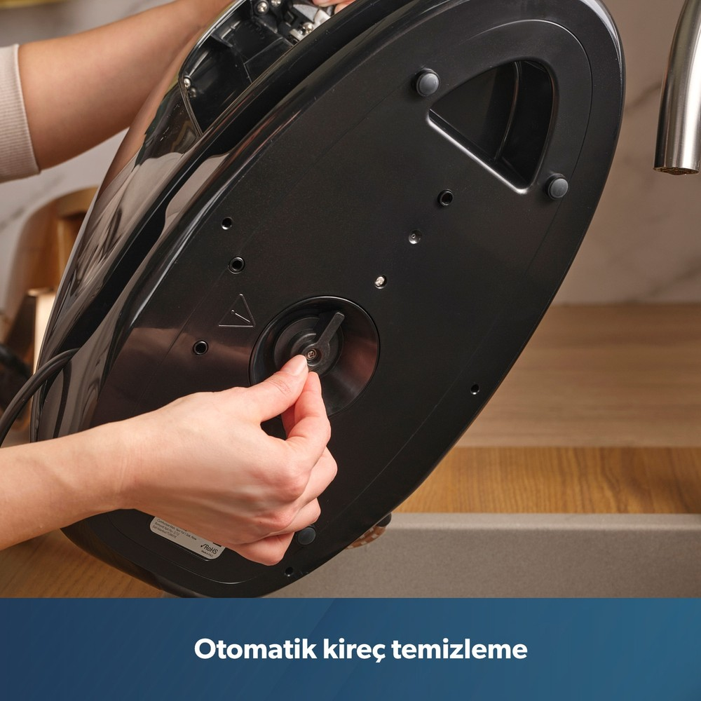 Bir el, siyah mutfak aletinin altındaki vanayı çeviriyor.