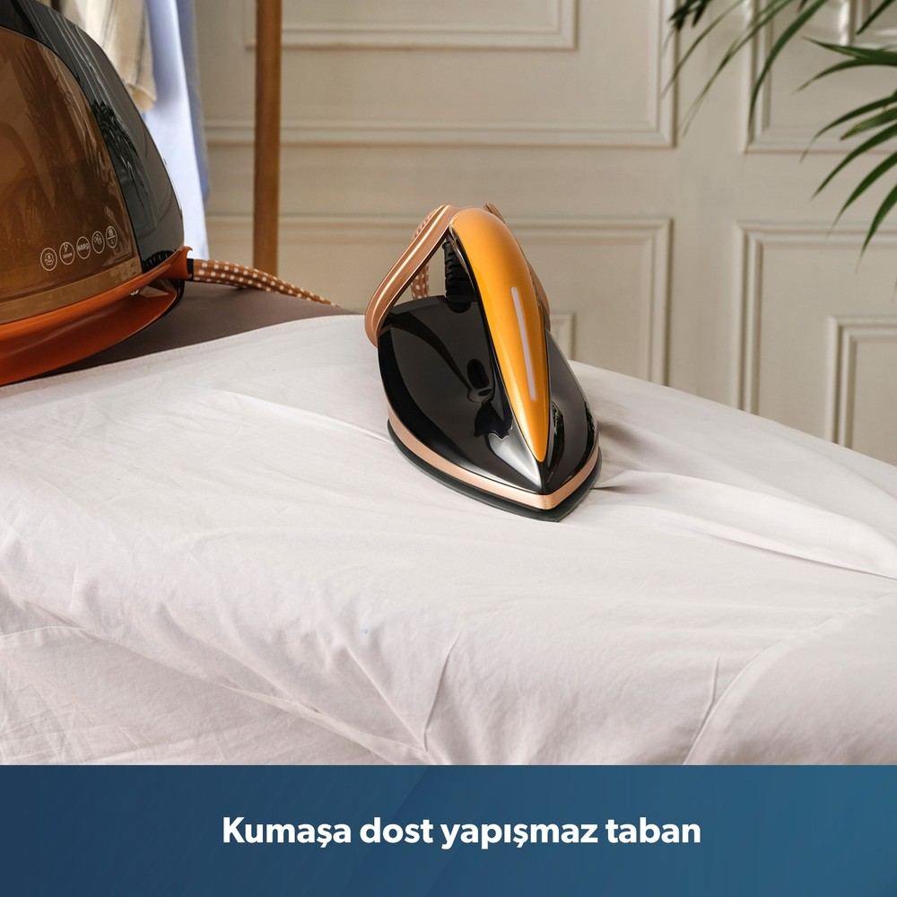Siyah ve altın renkli bir ütü, beyaz kılıflı ütü masası üzerinde duruyor.