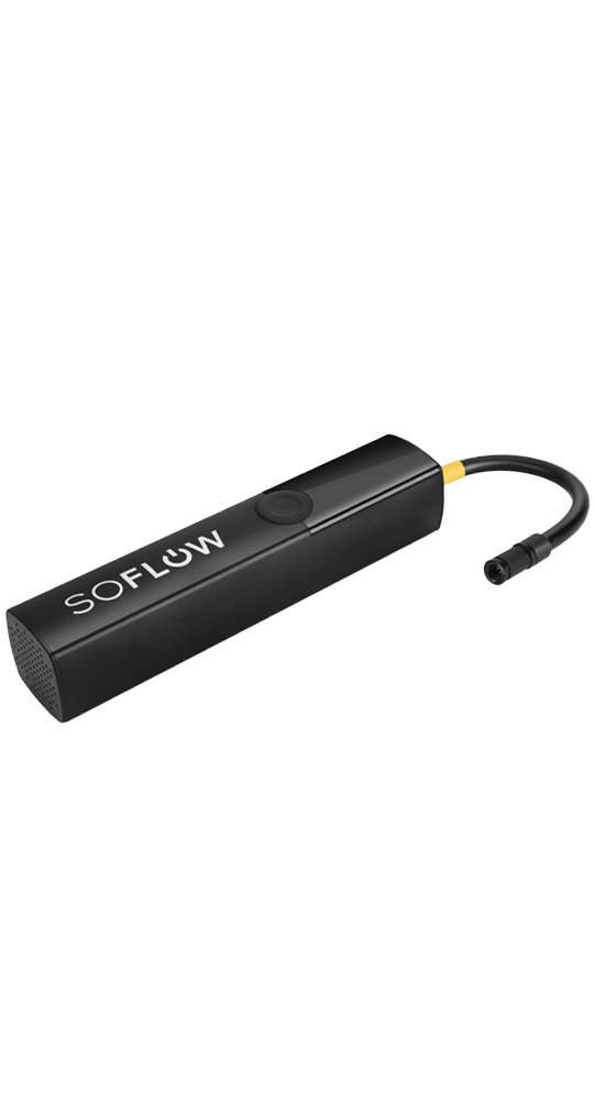 Appareil SoFlow noir avec un tuyau de pompe noir attaché sur un fond noir.