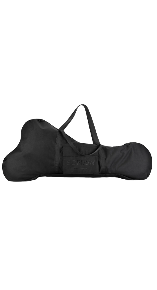 Eine schwarze Transporttasche mit Schultergurt und dem Markenlogo SOFLOW auf einer kleinen Vordertasche.