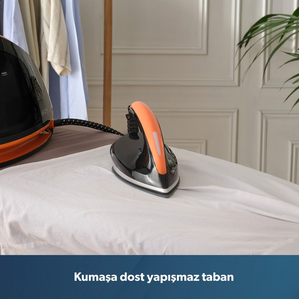 Ütü masası üzerinde beyaz kumaş ve siyah turuncu buharlı ütü duruyor.