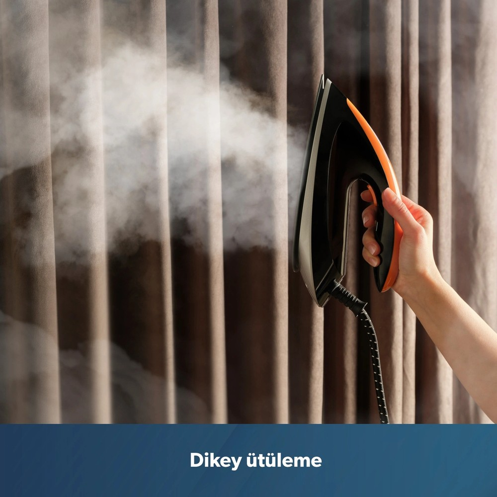 Bir el, kahverengi perdelerin üzerine buhar püskürten siyah ve turuncu bir ütü tutuyor.