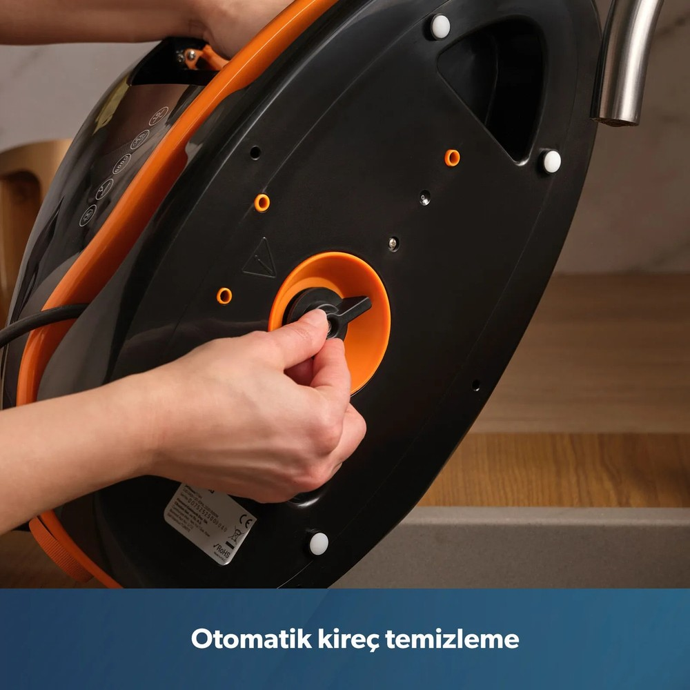 Siyah ve turuncu cihazı çalıştıran eller, altta Otomatik kireç temizleme yazısı.