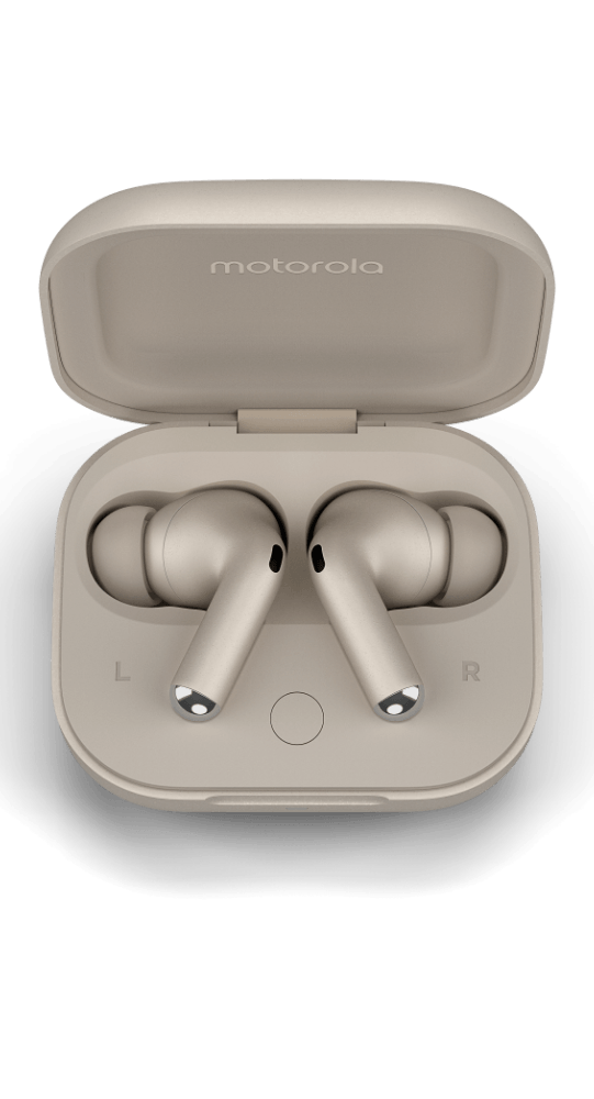 Beige Motorola draadloze oordopjes in een open oplaadcassette op een zwarte achtergrond.