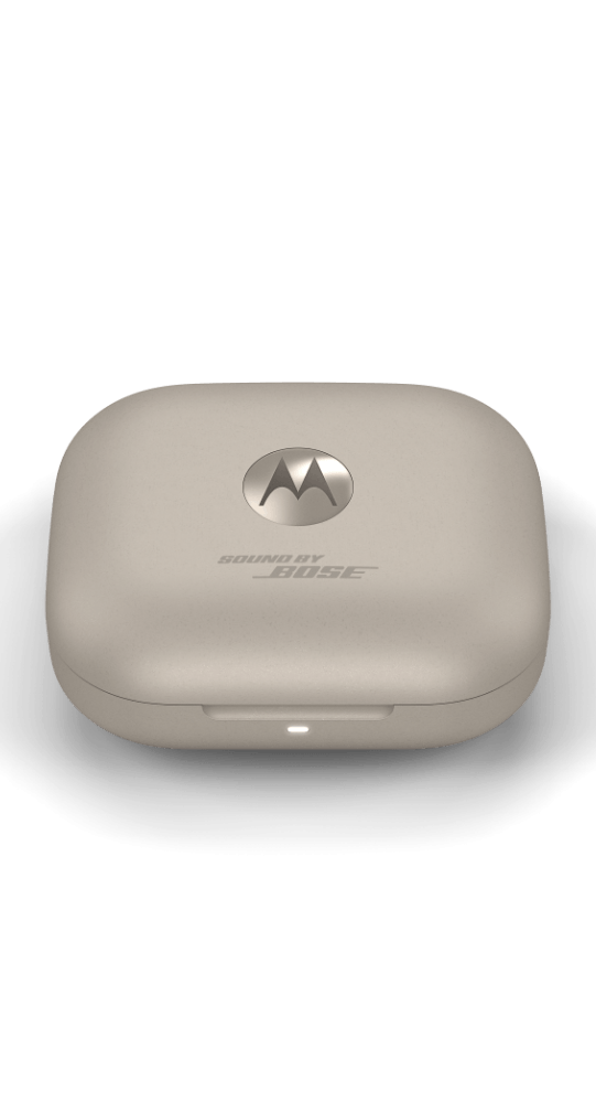 Beige Motorola draadloze oordopjes oplaadcase met zilveren logo en Sound by Bose tekst op een zwarte achtergrond.