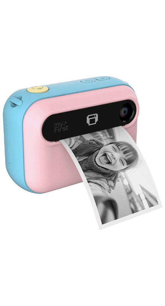 Eine rosa und blaue Sofortbildkamera für Kinder druckt ein schwarz-weißen Foto eines lächelnden Mädchens.