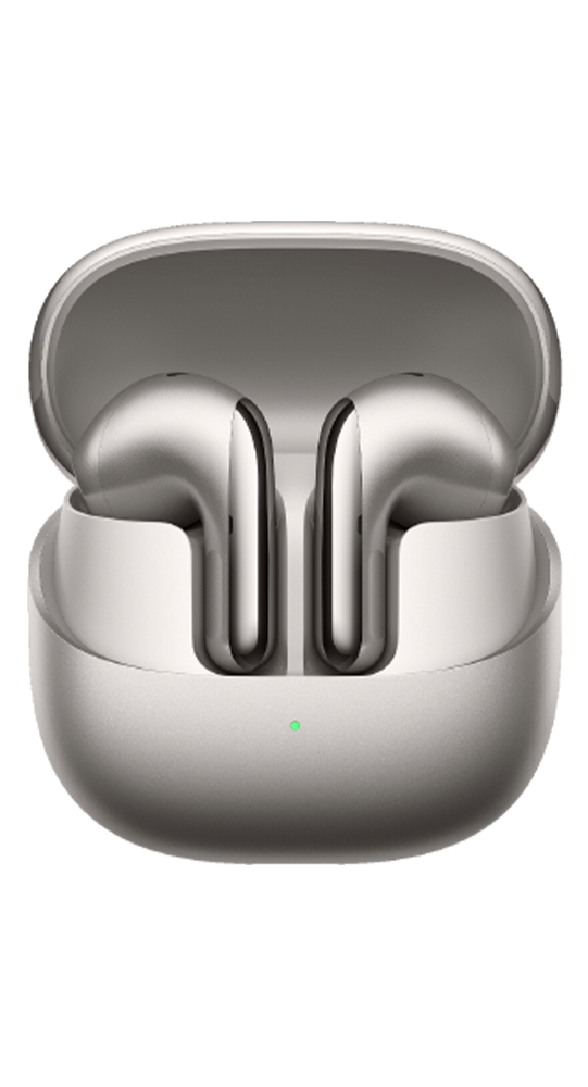 Auriculares inalambricos plateados dentro de un estuche de carga abierto con luz verde sobre fondo negro.