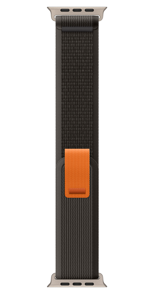 Dunkelbraunes Stoffarmband mit orangefarbener Lasche und metallenen Adaptern auf schwarzem Hintergrund.