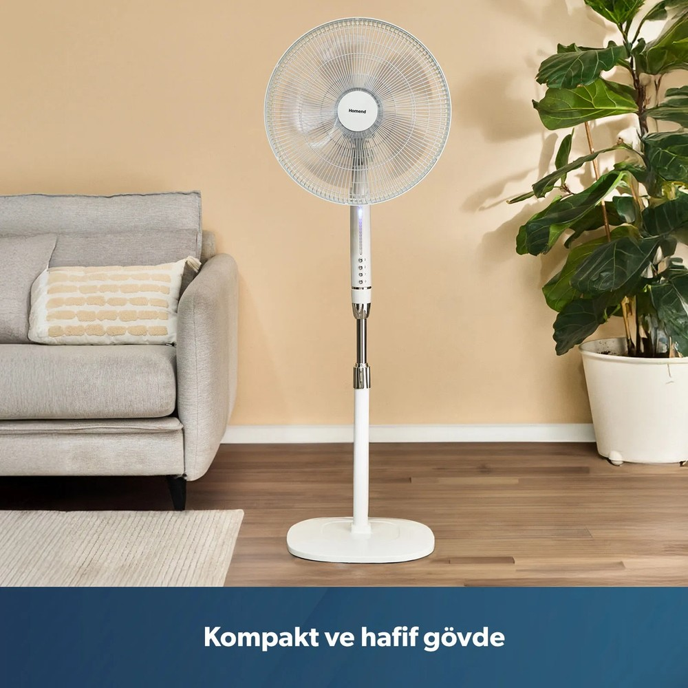 Gri kanatlı, saksı bitkili ve ahşap zeminli bir oturma odasında beyaz ayaklı vantilatör.