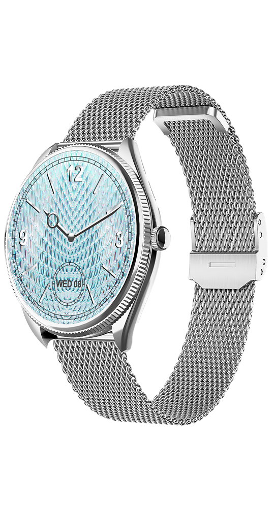 Eine silberne Smartwatch mit Metall-Mesh-Armband und hellblauem Zifferblatt vor schwarzem Hintergrund.