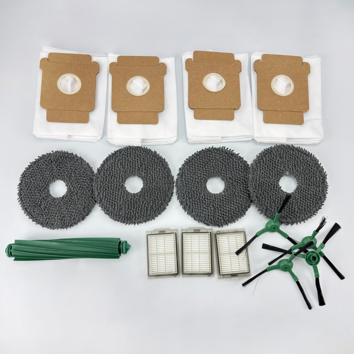 Set di ricambi per aspirapolvere con quattro sacchetti, quattro panni, una spazzola a rullo, tre filtri e tre spazzole laterali.