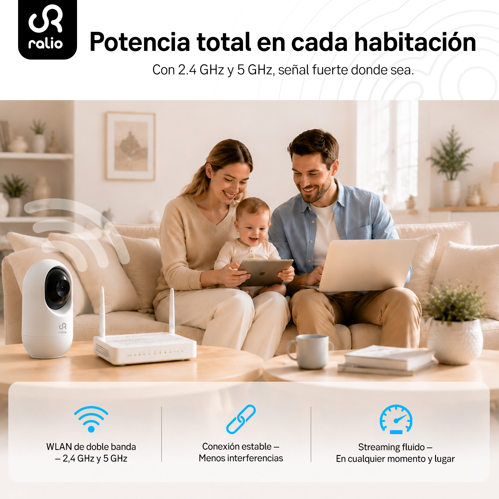 Una familia feliz en un sofá con un ordenador portátil y dispositivos Wi-Fi en una sala de estar.