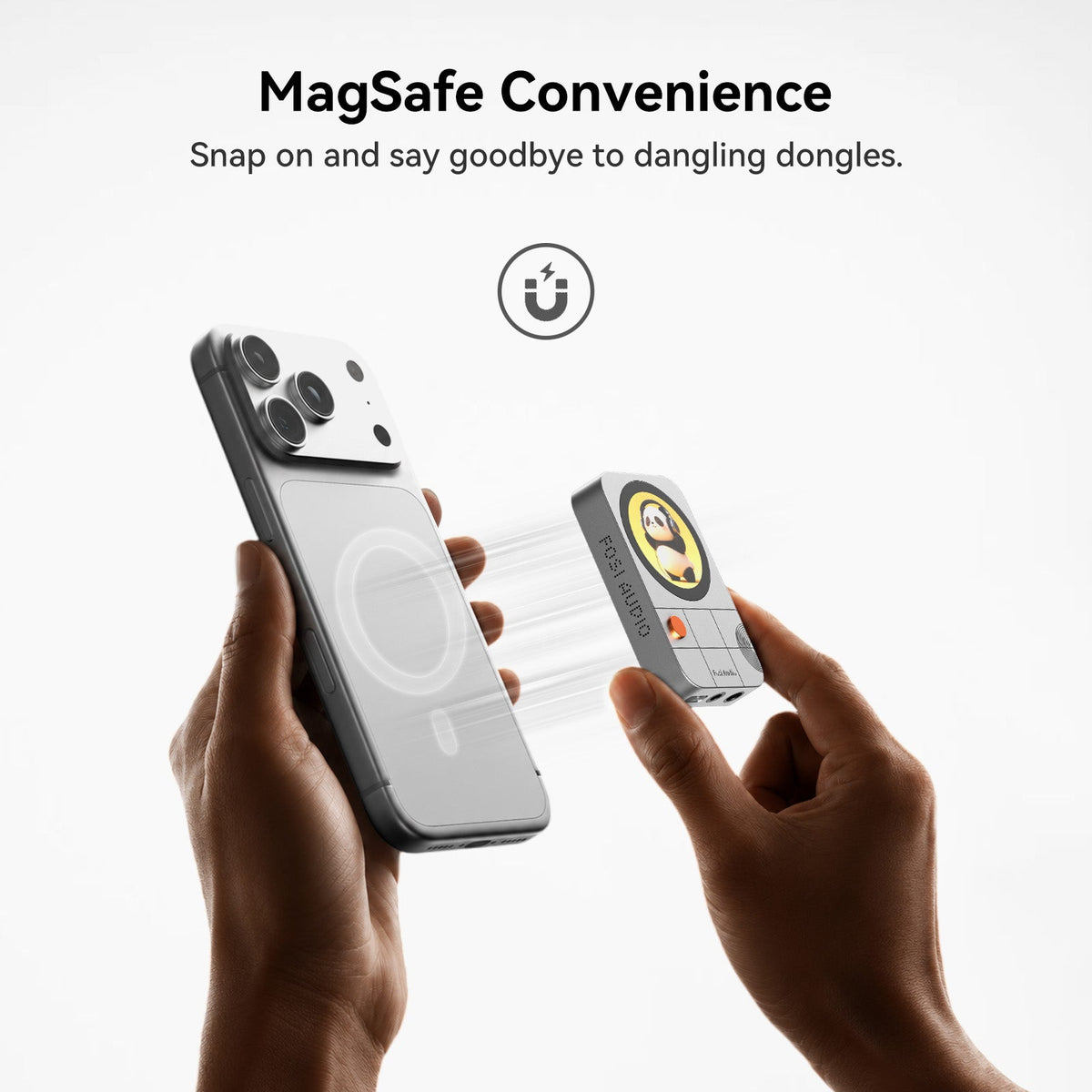 Dłonie trzymające smartfon i magnetyczny adapter audio z wizerunkiem pandy.