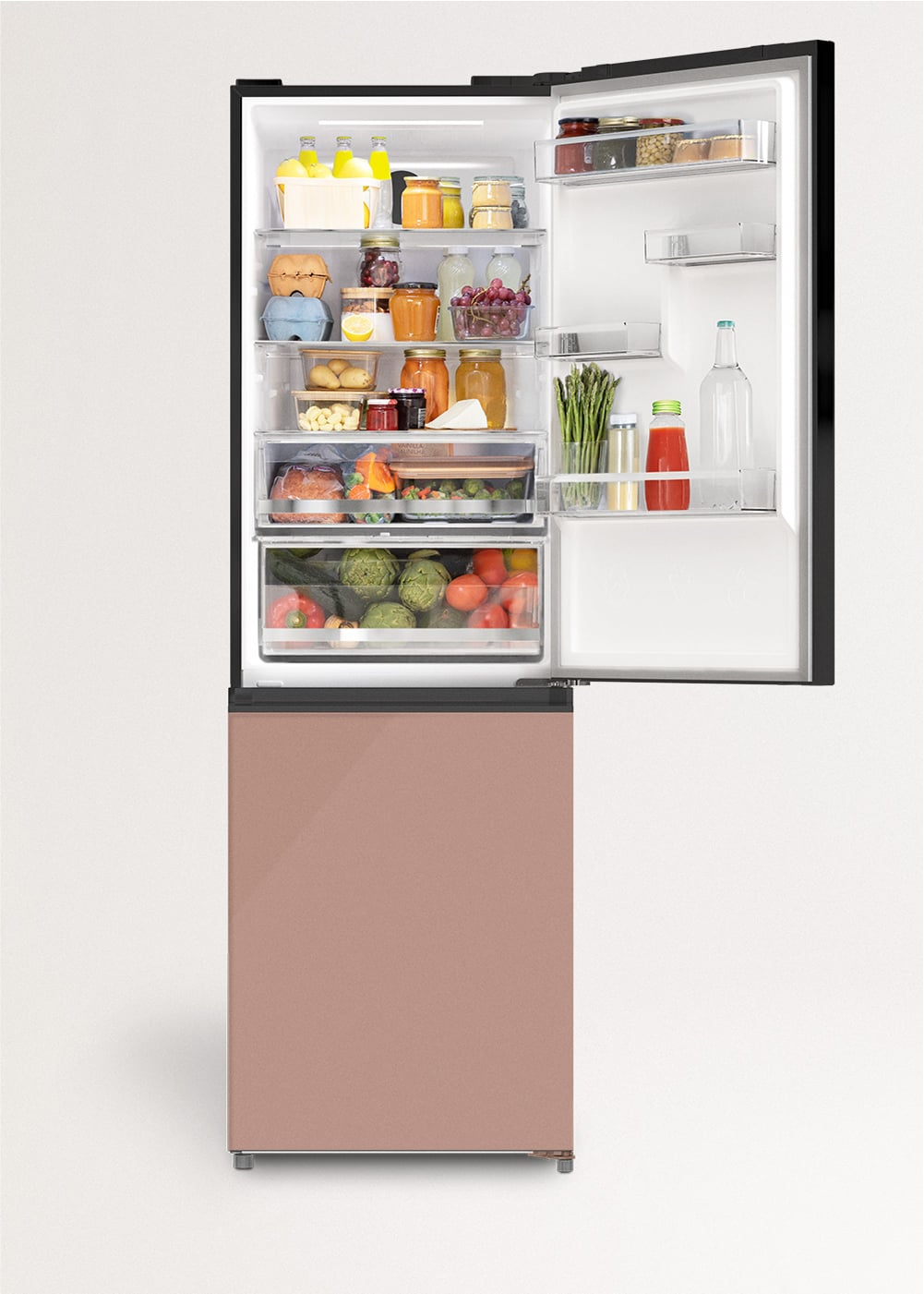 Un refrigerador abierto de dos puertas con congelador rosa dorado, lleno de verduras, frutas, tarros y botellas.