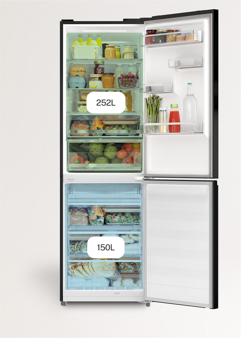 Un refrigerador abierto con capacidad de 252L arriba y congelador de 150L abajo, lleno de varios alimentos.