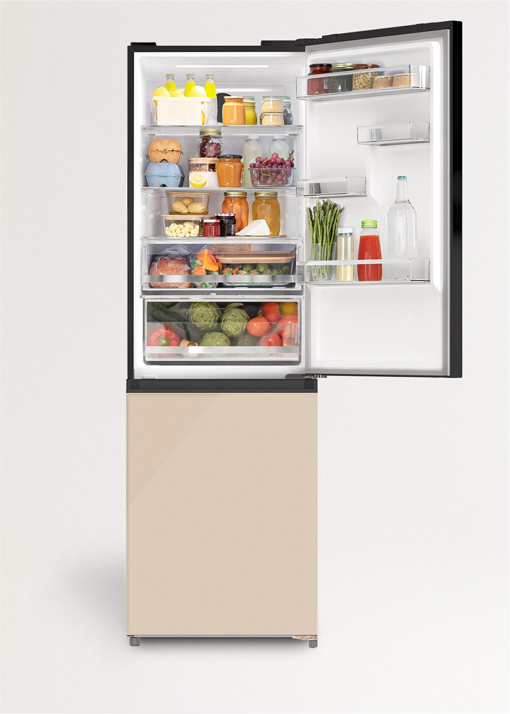 Un refrigerador abierto con puerta beige, lleno de alimentos frescos, verduras, botellas y frascos.