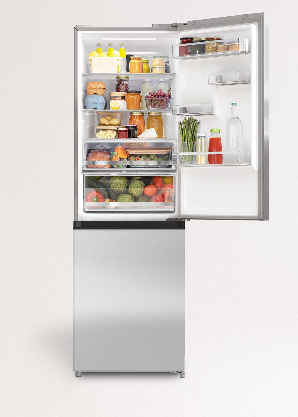 Un refrigerador plateado abierto lleno de frutas, verduras, frascos y botellas frescos.