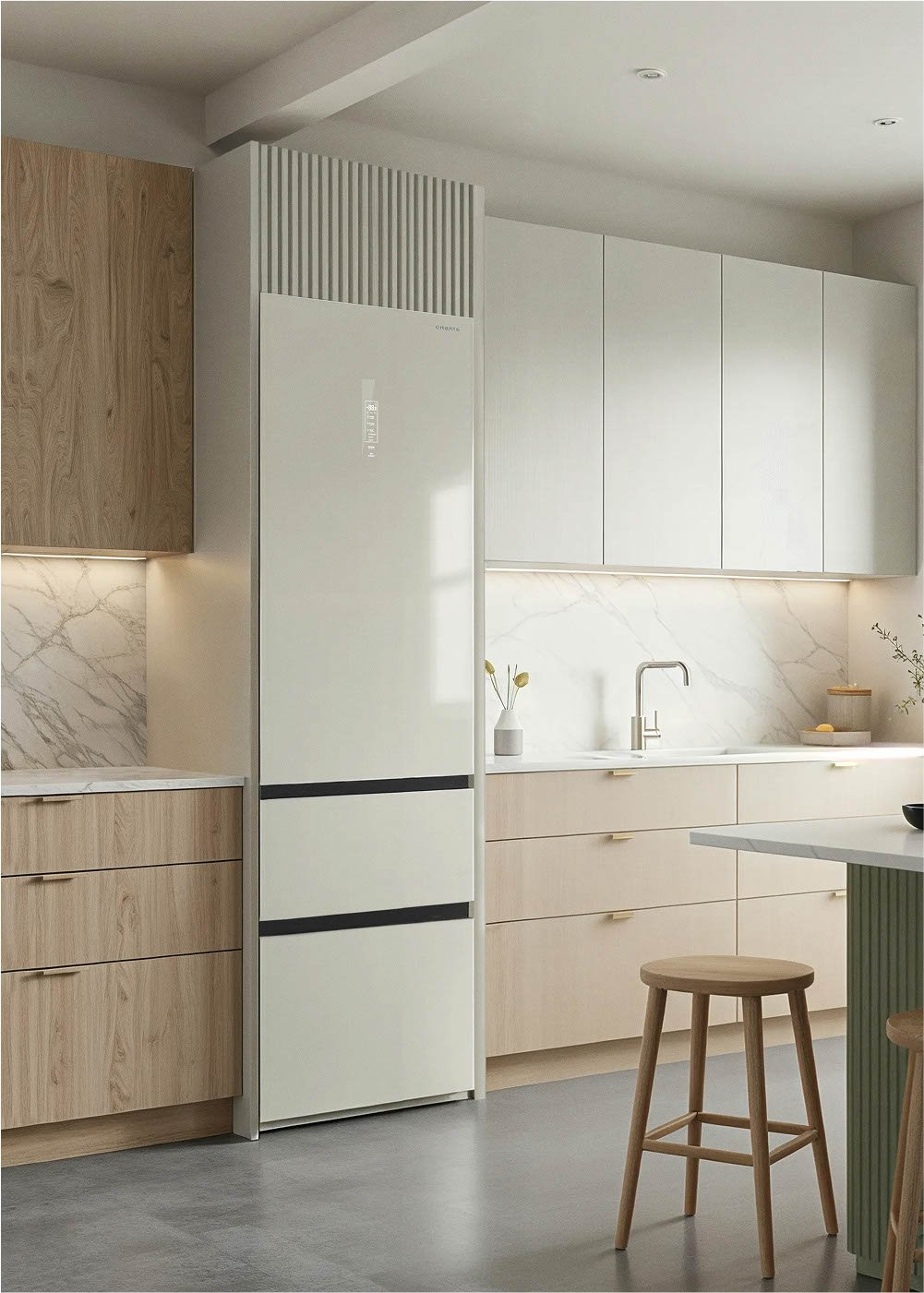 Cocina moderna con frigorífico blanco, armarios de madera clara y salpicadero de mármol con taburete de madera en primer plano.