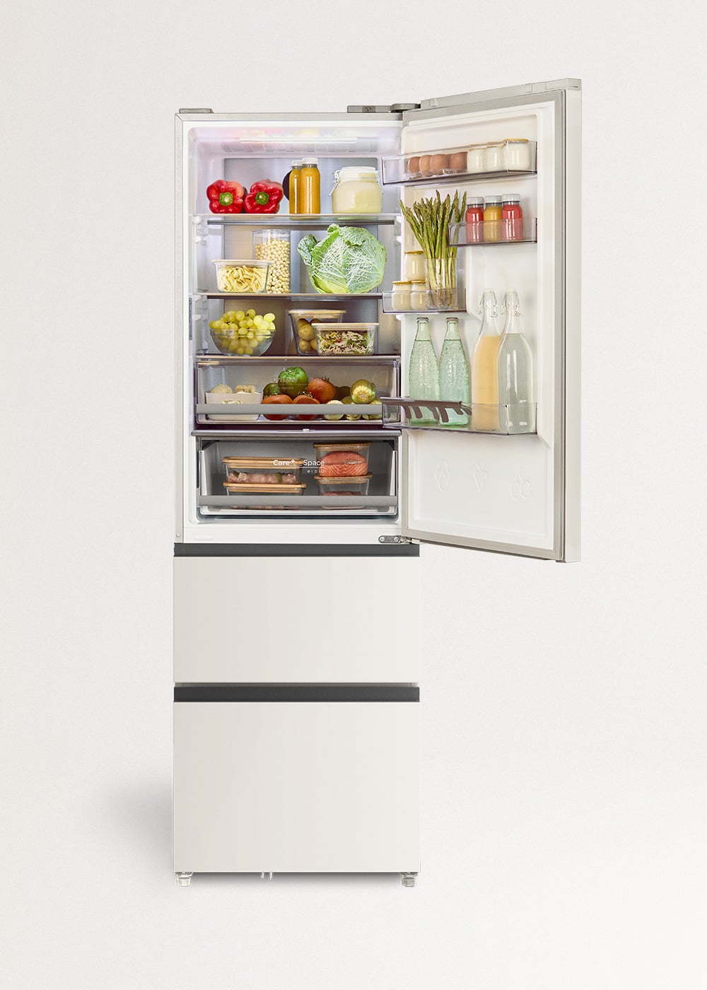 Refrigerador blanco abierto lleno de verduras frescas, frutas, bebidas y recipientes.