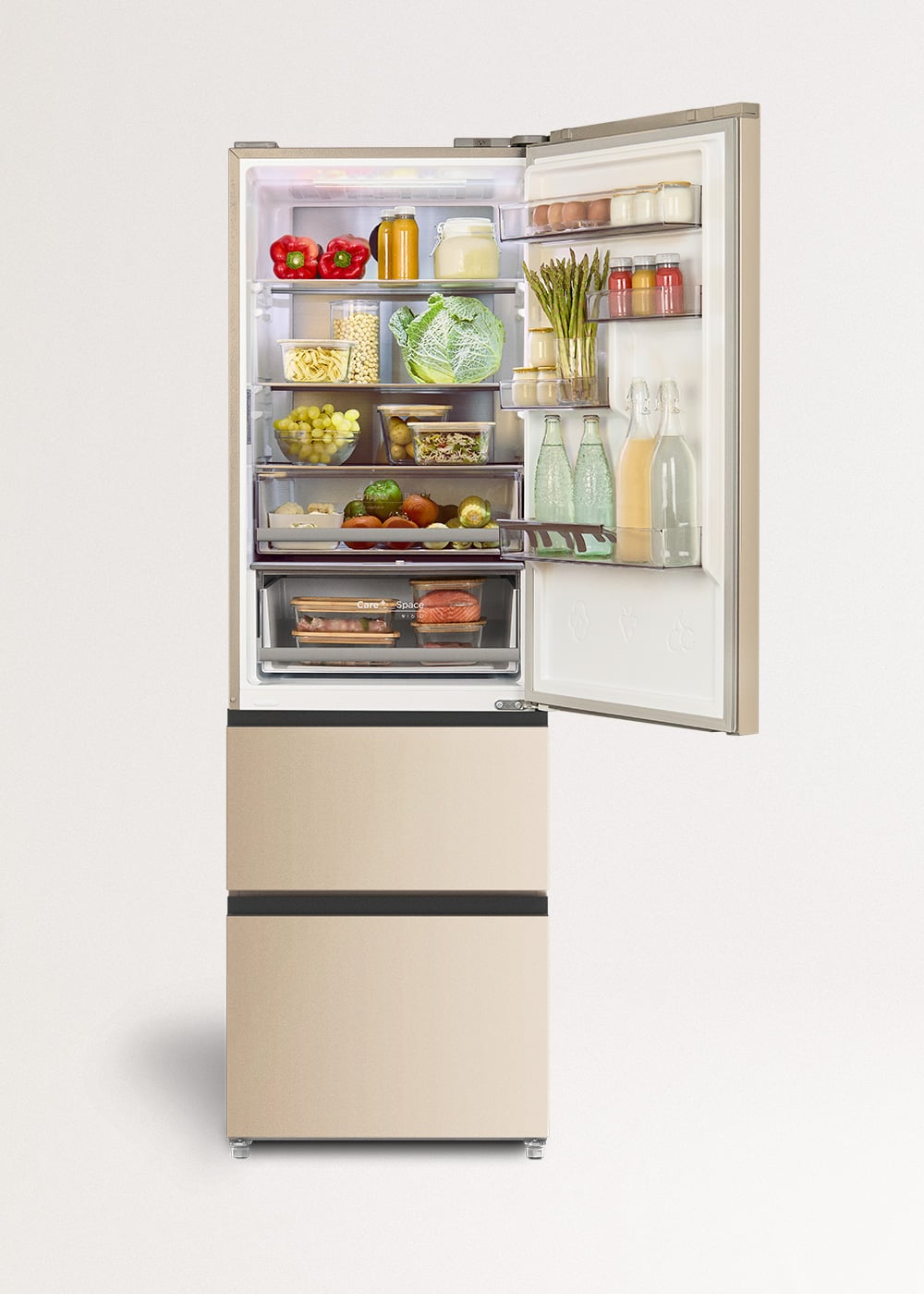Un refrigerador abierto color champán lleno de frutas frescas, verduras, bebidas y recipientes.