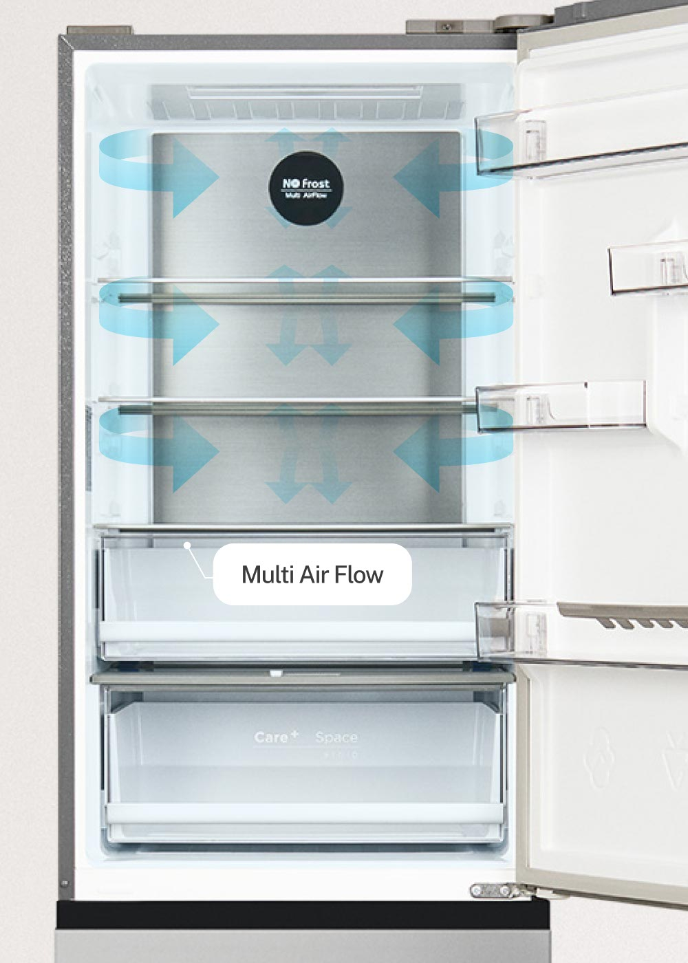 Interior de un refrigerador abierto con estantes y flechas azules de circulación de aire.