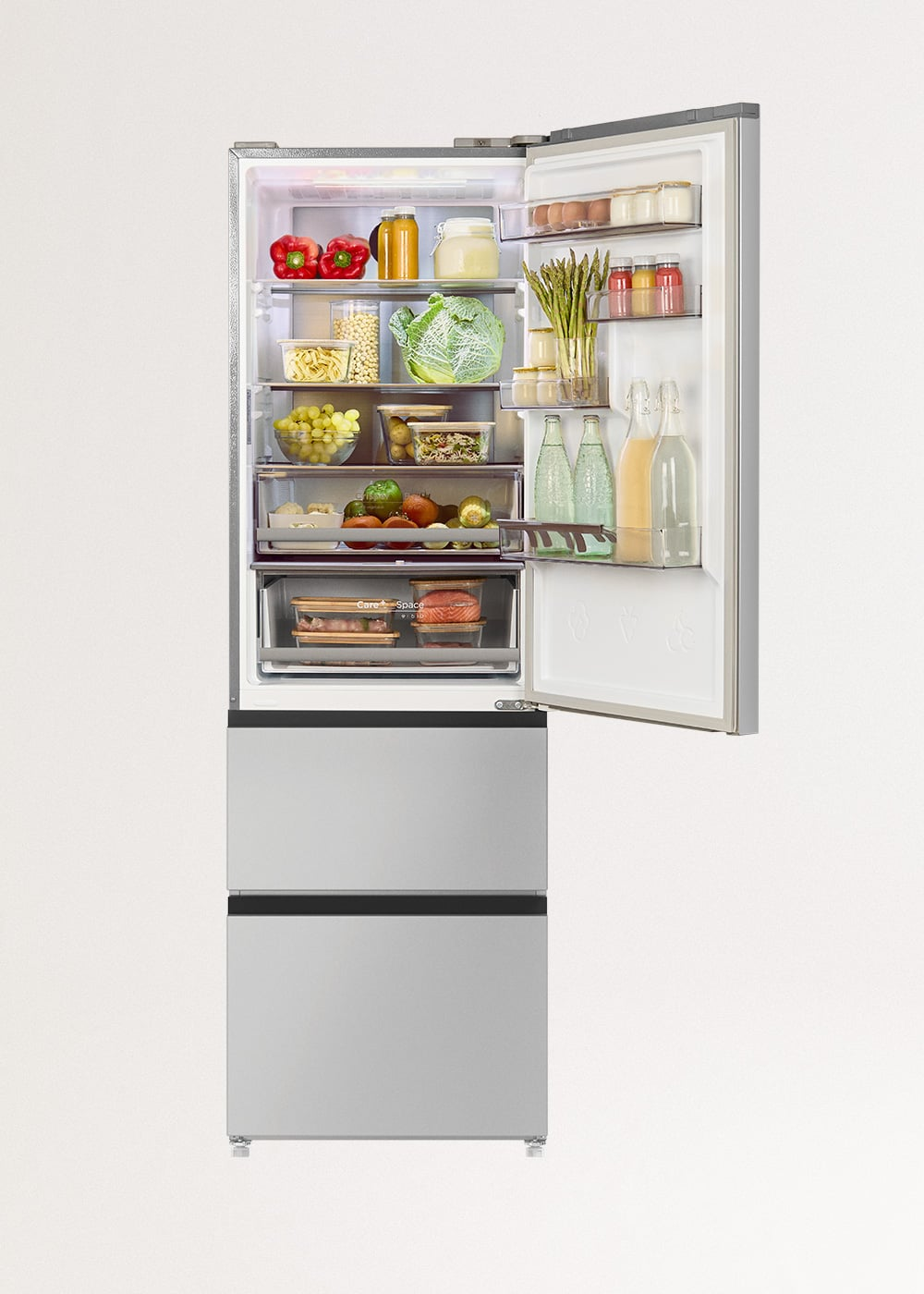 Un refrigerador plateado abierto lleno de verduras frescas, frutas, bebidas y alimentos en sus estantes.