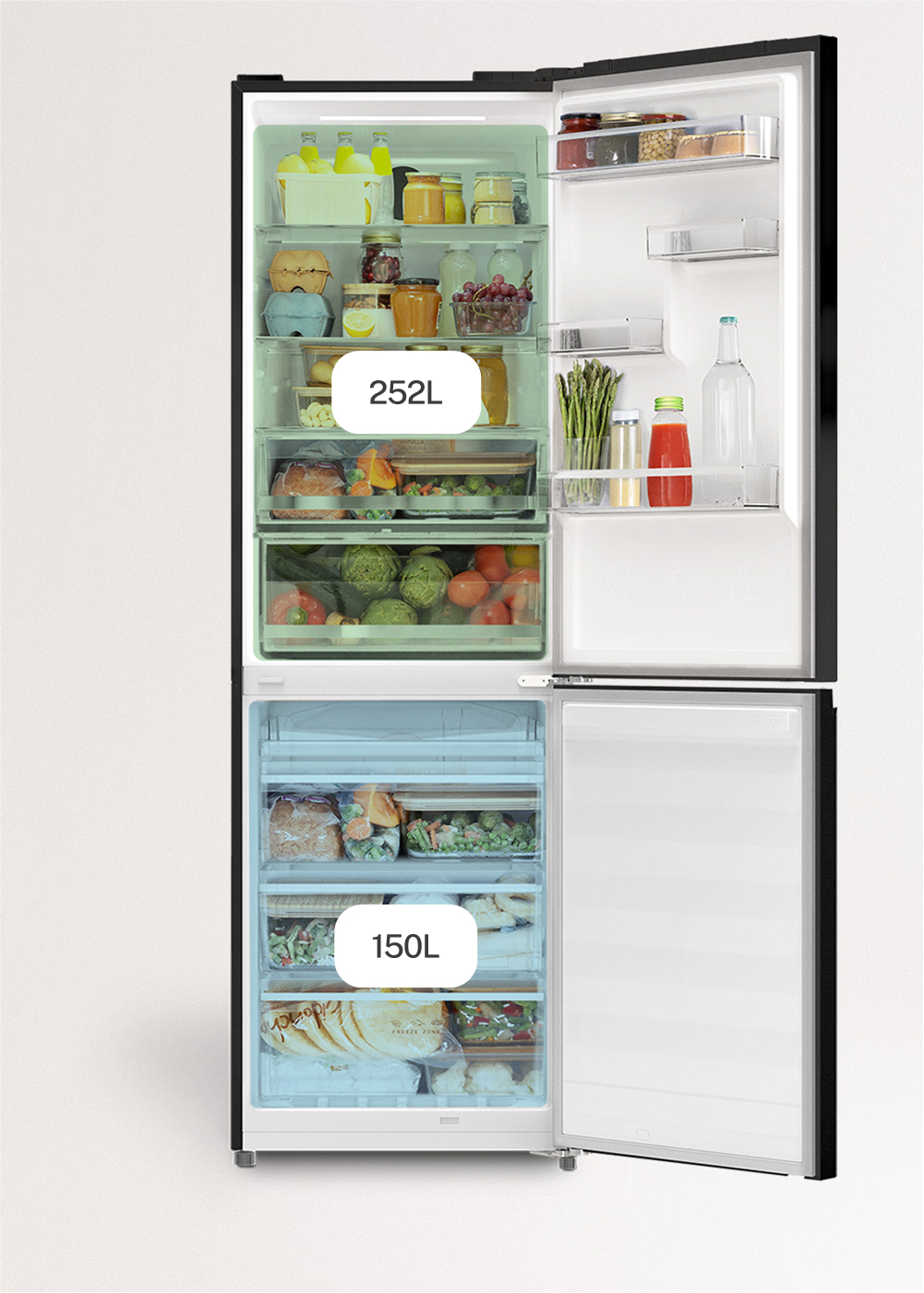Frigorífico negro abierto con estantes llenos, alimentos y etiquetas de capacidad de 252L y 150L.