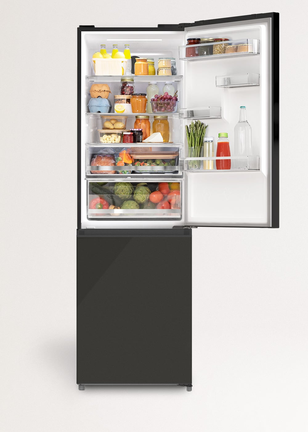 Un refrigerador negro abierto lleno de frascos, frutas frescas, verduras, botellas y varios alimentos.