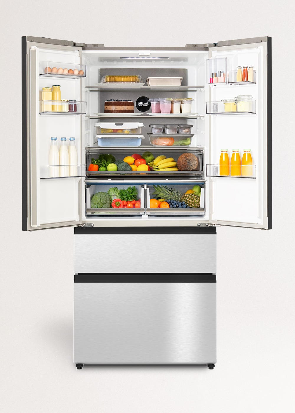 Un refrigerador plateado abierto con estantes llenos de frutas frescas, verduras, bebidas y alimentos.