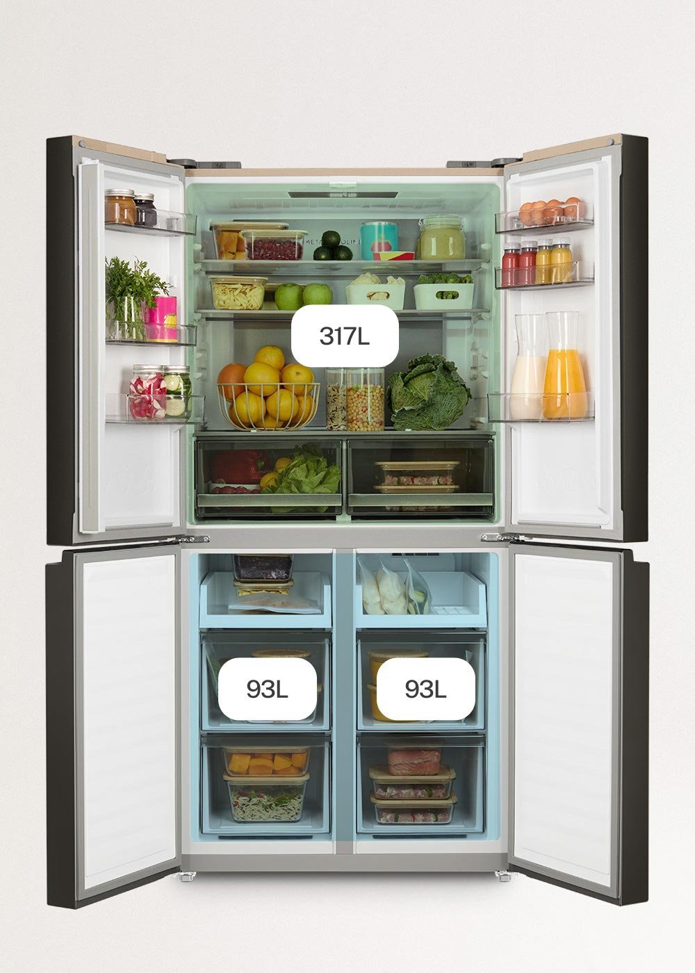 Un refrigerador abierto de cuatro puertas lleno de alimentos, verduras, frutas y bebidas en estantes.