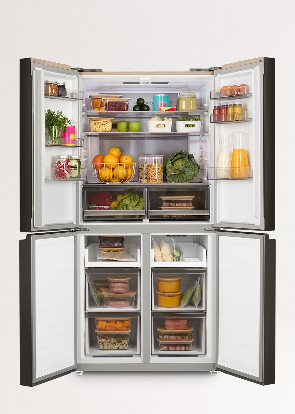 Un refrigerador abierto de cuatro puertas lleno de frutas frescas, verduras, bebidas y recipientes en todos los estantes.