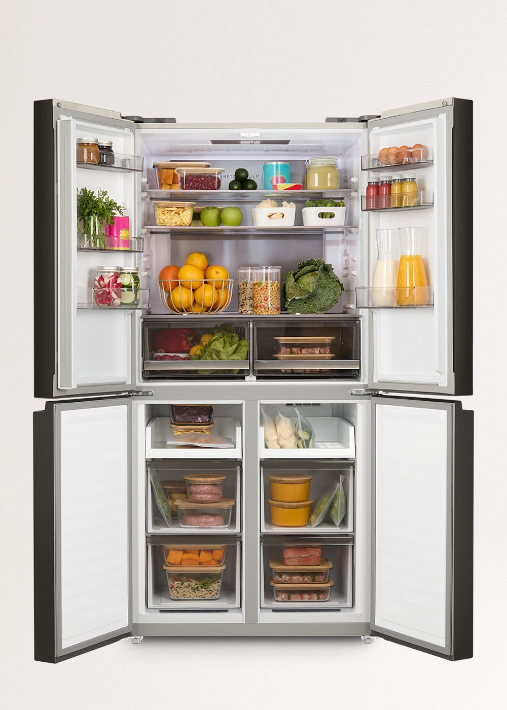 Un refrigerador abierto y bien abastecido con frutas, verduras, bebidas y recipientes frescos en estantes y compartimentos.