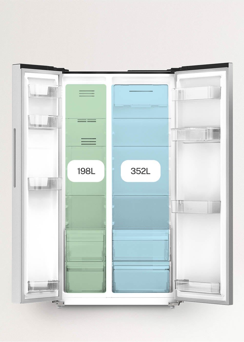 Frigorífico plateado abierto de dos puertas con estantes, un congelador verde de 198L y un refrigerador azul de 352L.