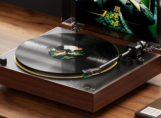 Nowoczesny gramofon z drewnianą podstawą odtwarza czarną płytę winylową na drewnianym stole.