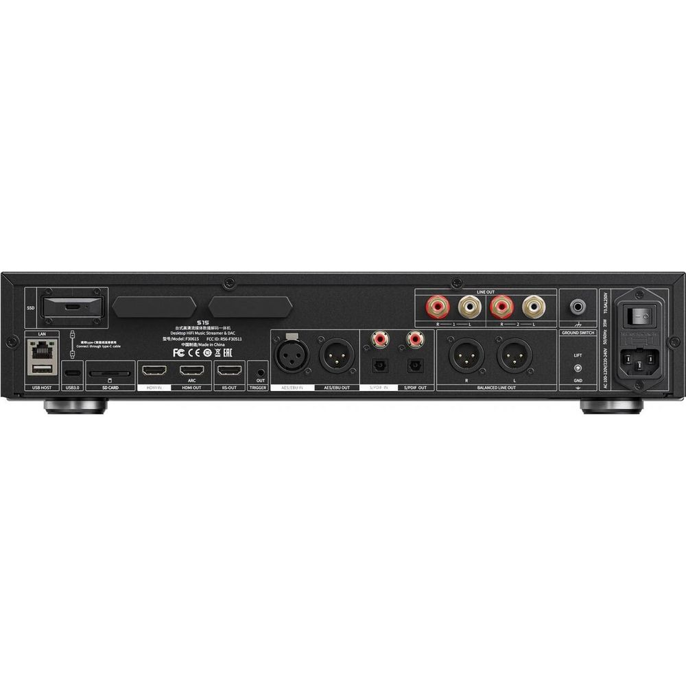 Tylny panel urządzenia audio z różnymi portami, takimi jak USB, HDMI, gniazda audio i zasilanie, na czarnym tle.
