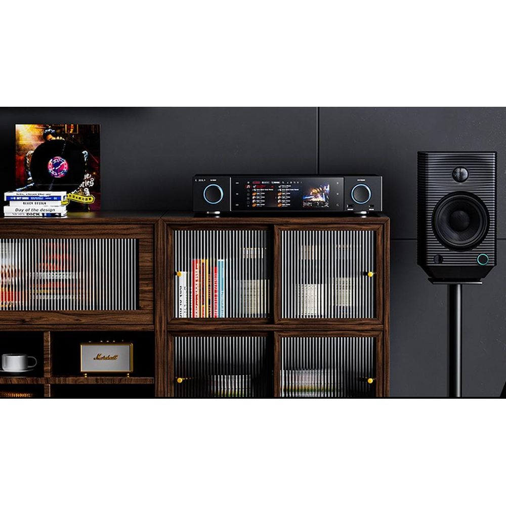 Nowoczesny system audio z amplitunerem na ciemnej szafce i głośnikiem obok.