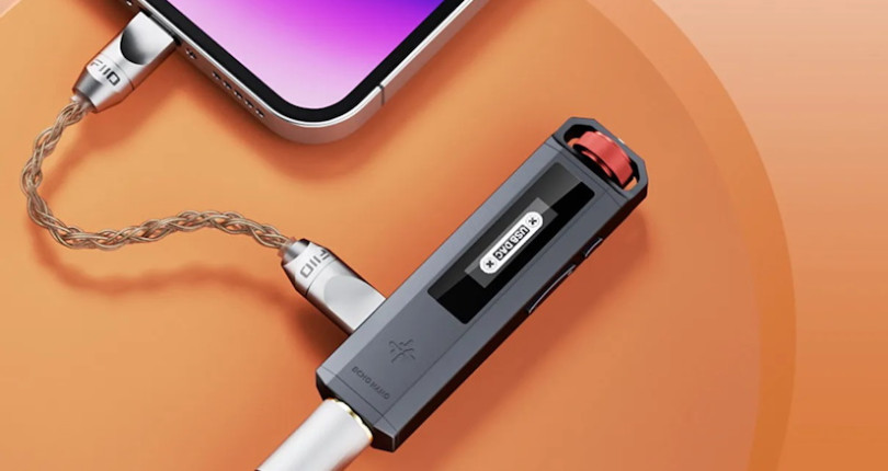 Przenośny DAC USB i wzmacniacze jest połączony ze smartfonem za pomocą plecionego kabla.