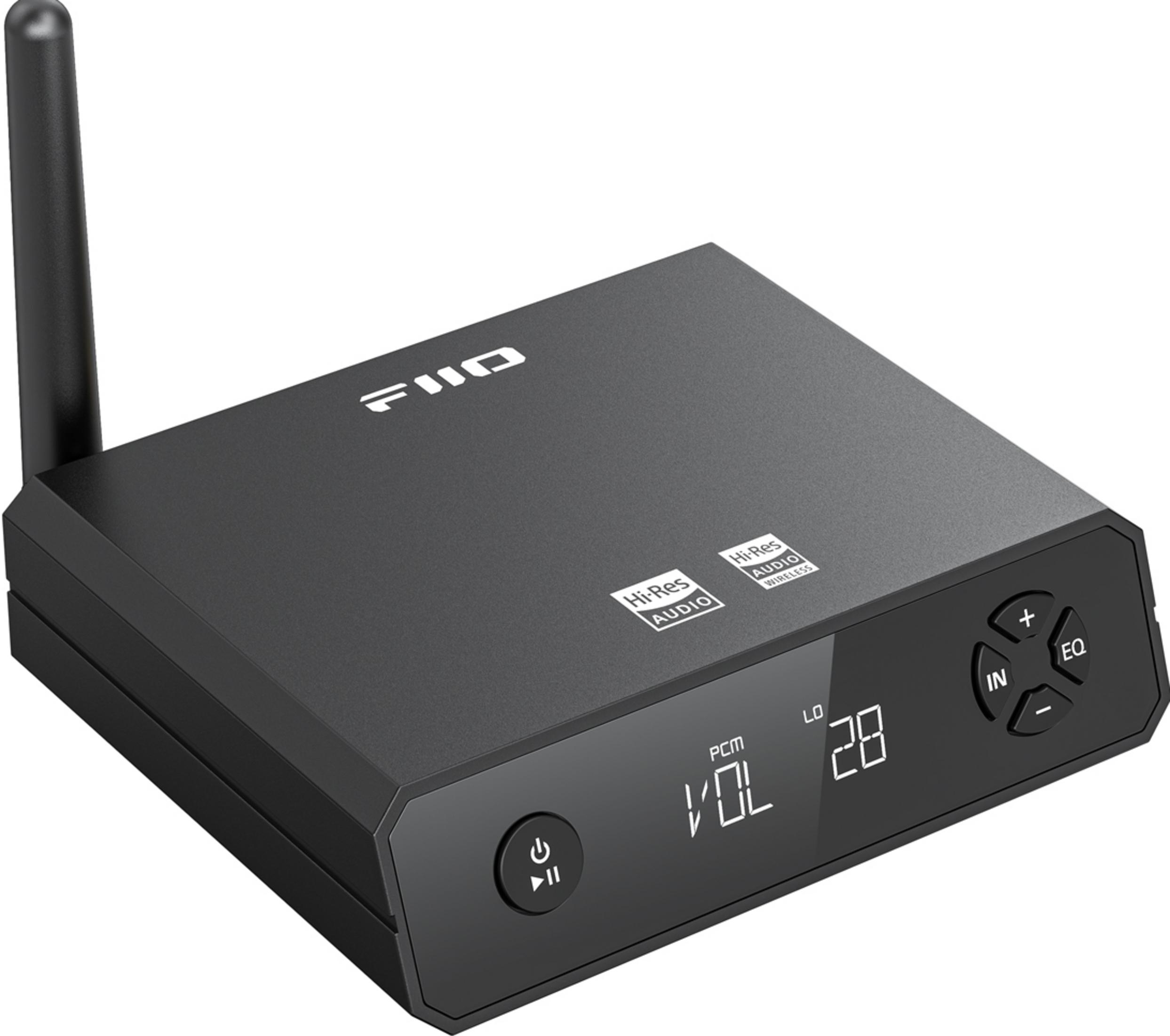 Czarny odbiornik audio FiiO z anteną, cyfrowym wyświetlaczem i przyciskami.