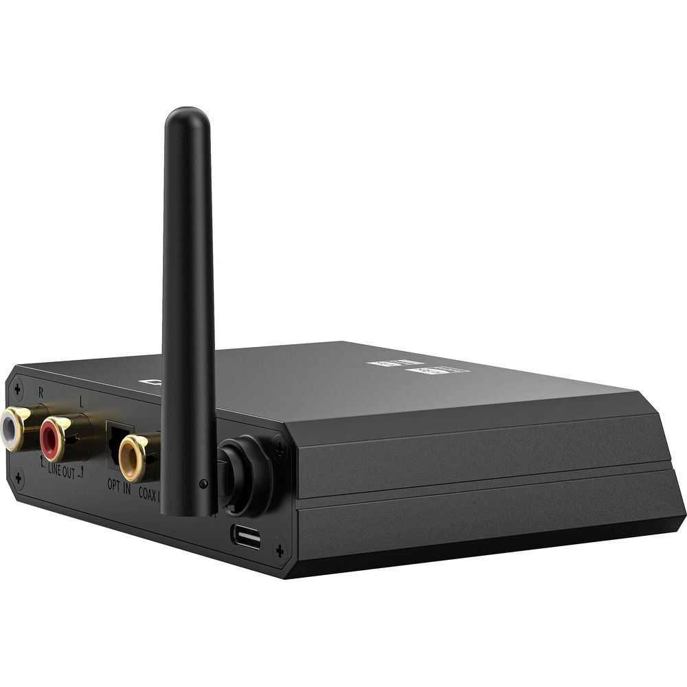 Czarne urządzenie audio z anteną i różnymi portami na białym tle.