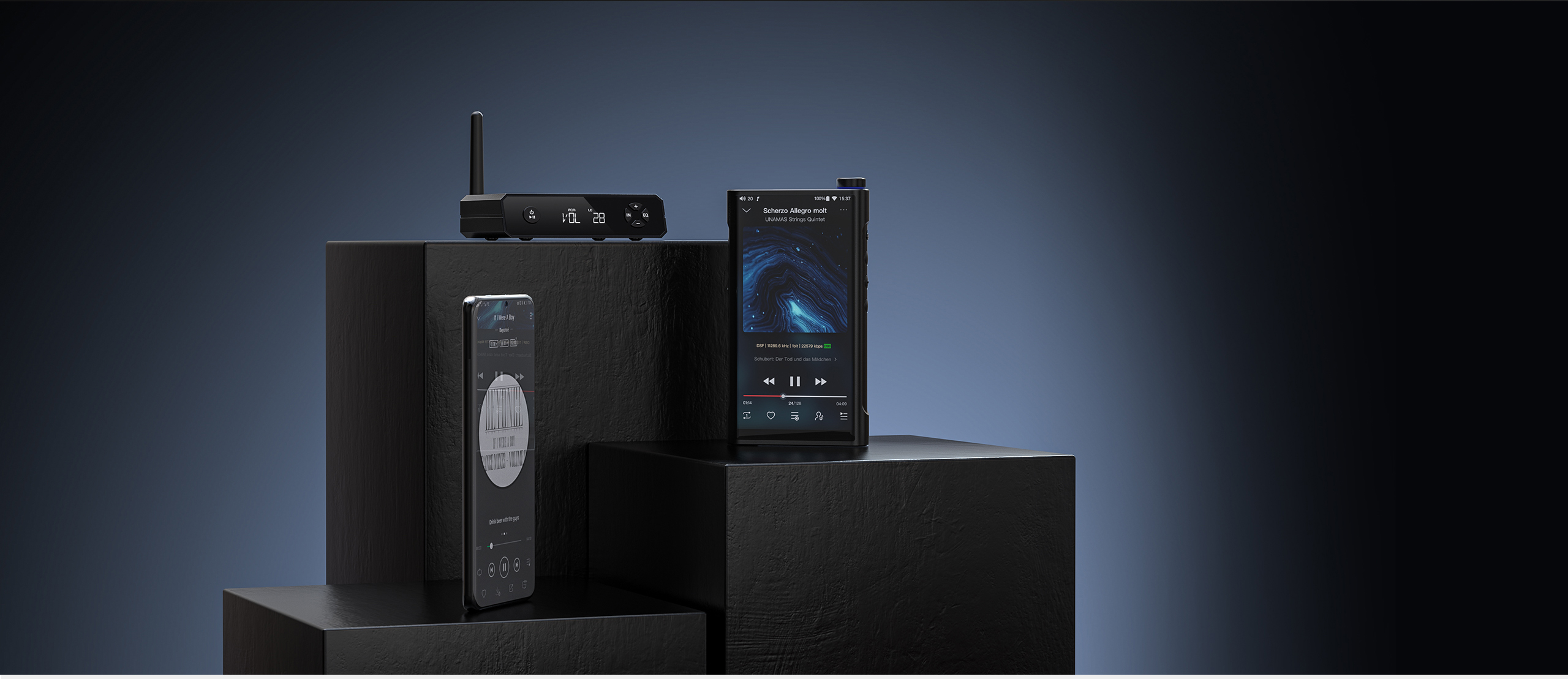 Nowoczesne urządzenia audio i smartfon stoją na czarnych cokołach na niebieskim tle.