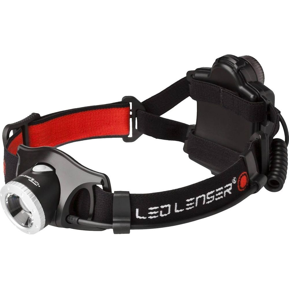 Schwarze Ledlenser Stirnlampe mit schwarzem und rotem Kopfband vor weißem Hintergrund.