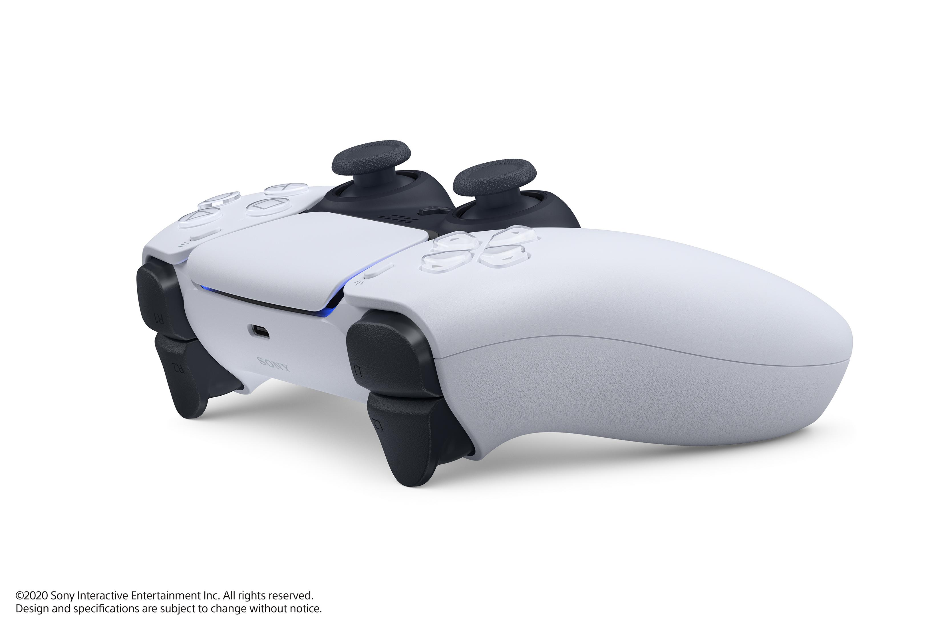 Ein weiß-schwarzer PlayStation 5 Controller auf weißem Hintergrund.