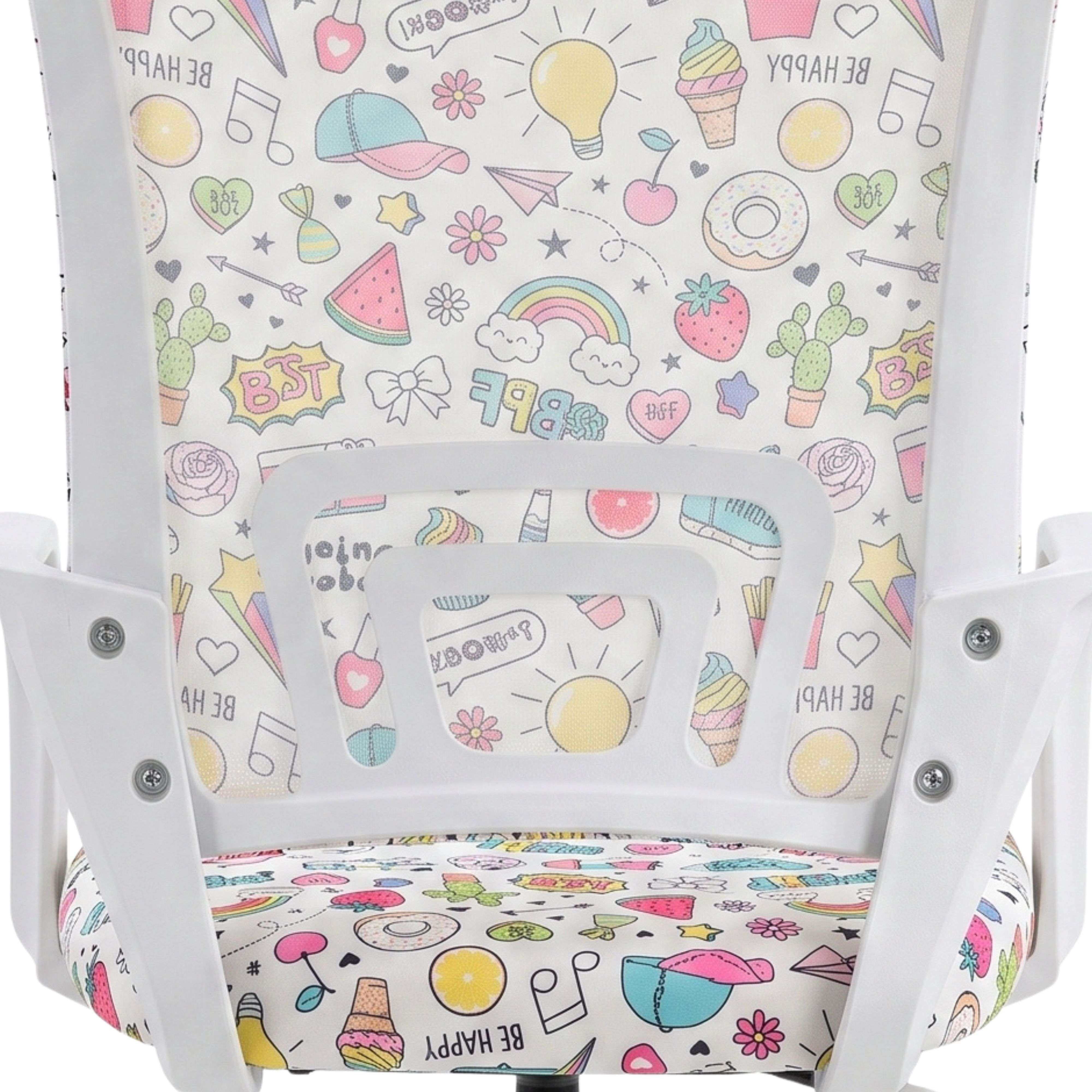 Una silla blanca con un patrón colorido de garabatos de frutas, corazones y arcoíris sobre fondo claro.