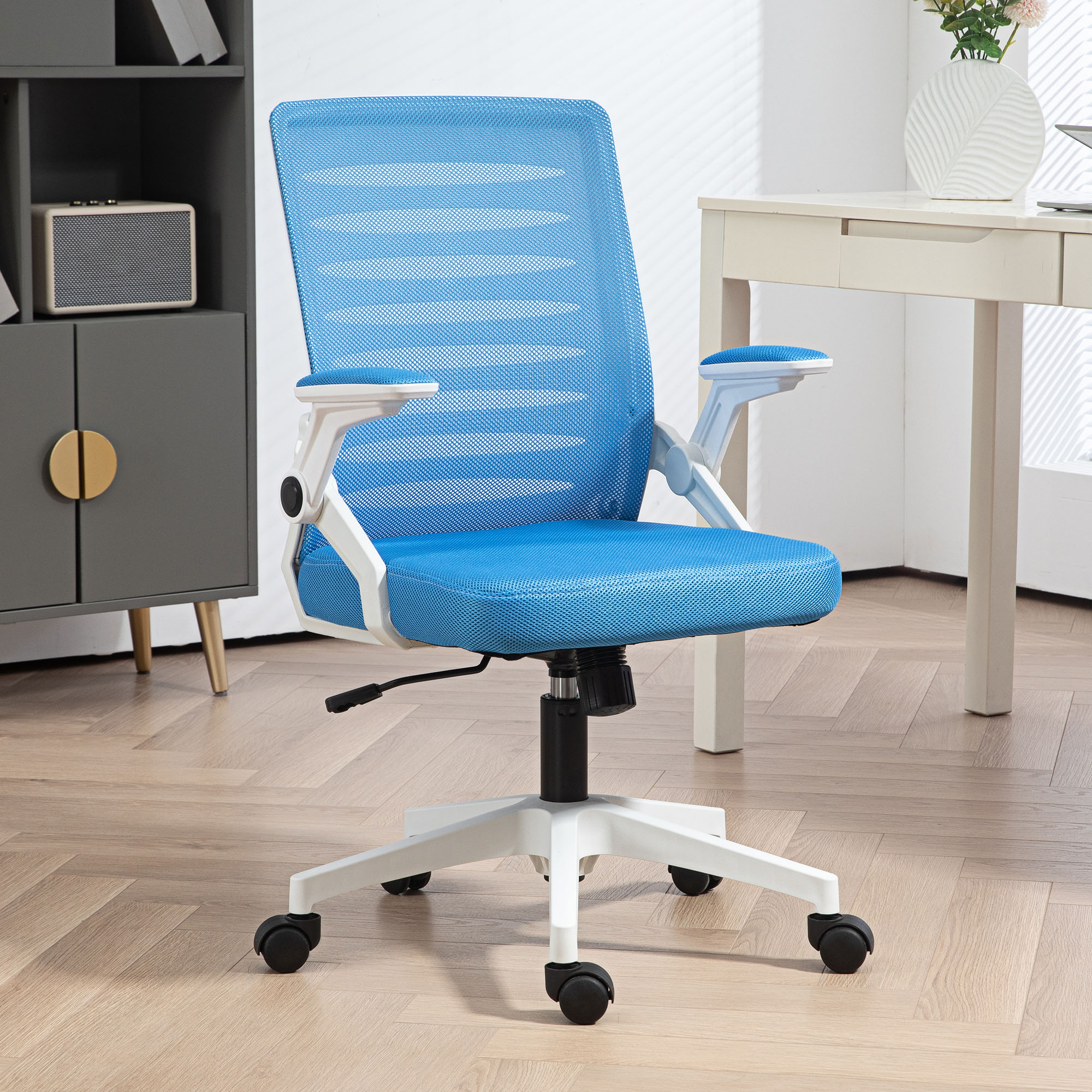 Una sedia da ufficio blu in rete con struttura bianca e base con ruote in una stanza.